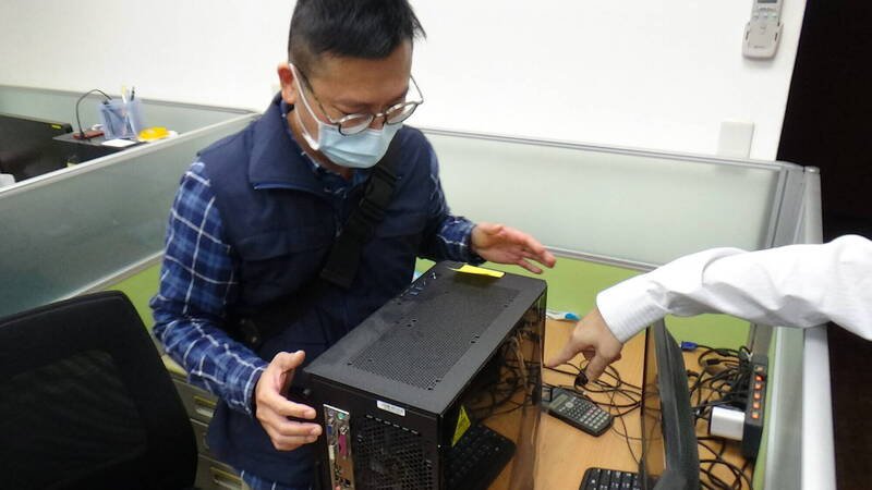 专案小组人员共在3家企业查扣电脑主机8台、随身碟5颗、盗版软体44套等证物。（民众提供）