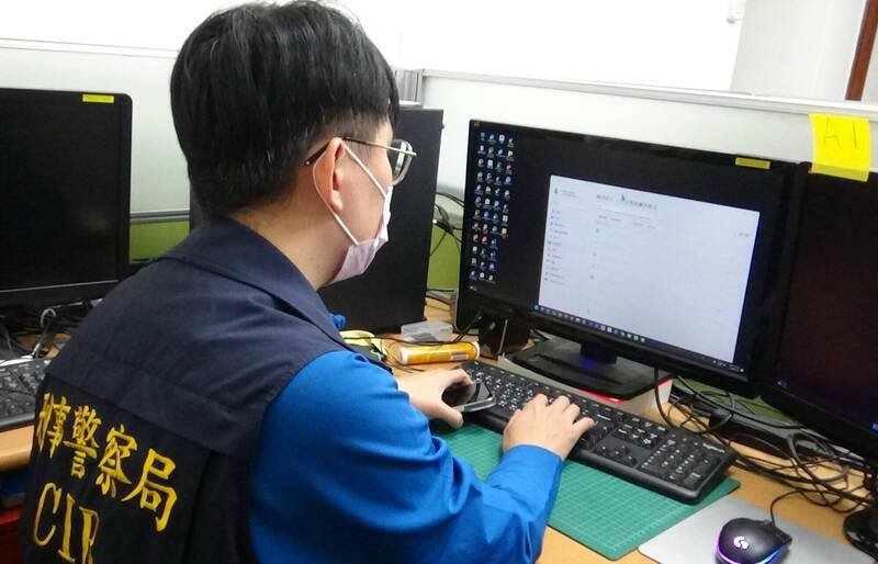 刑事局智财大队在公司行号查获电脑非法下载、盗用知名软体。（民众提供）