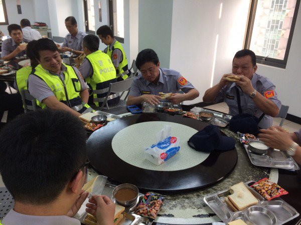 内湖分局的员警们吃著分局长周焕兴亲手做的三明治，内心都暖暖的。（记者陈恩惠翻摄）