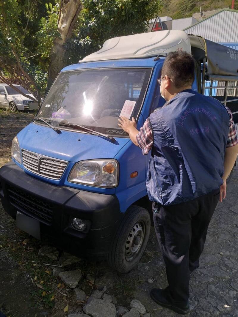 陈姓屏东县民积欠罚款，货车被行政执行署屏东分署现场查封。（行政执行署屏东分署提供）