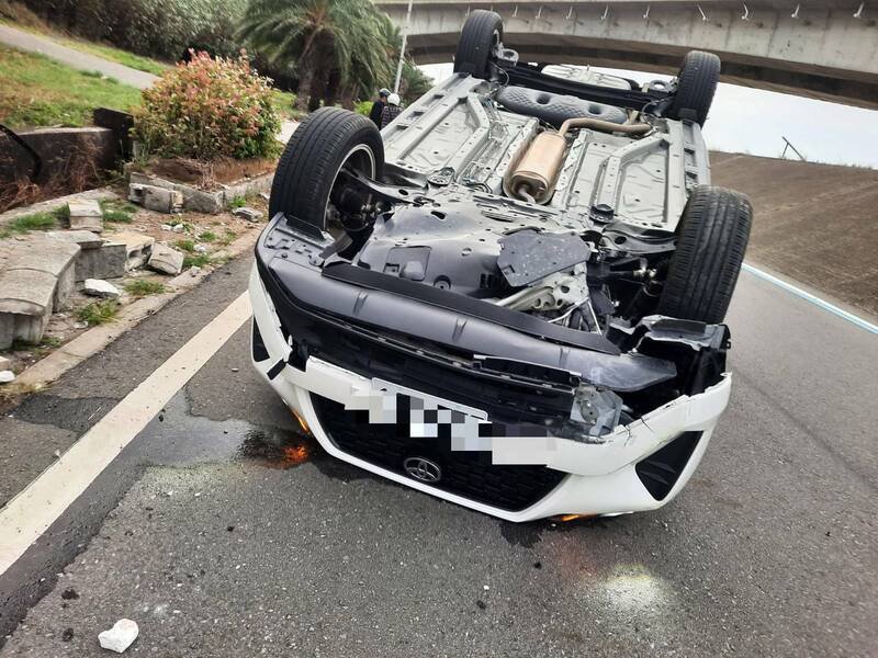 男子海堤道路车辆失控「倒头栽」，结果是酒驾遭送办。（民众提供）