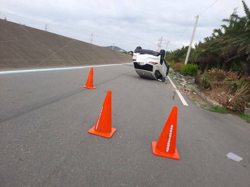 男子海堤道路车辆失控「倒头栽」，结果是酒驾遭送办。（民众提供）