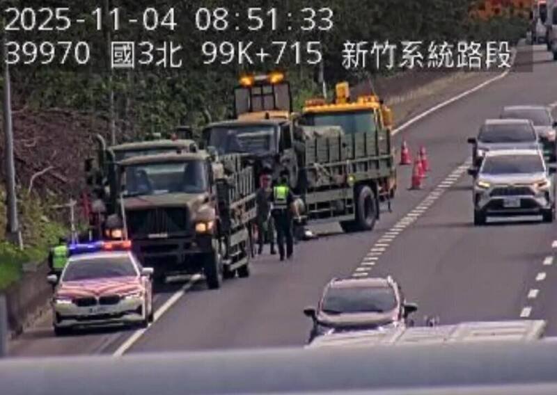 陆军运输群车队在国3新竹段发生军卡追撞军卡事件。（记者蔡彰盛翻摄）