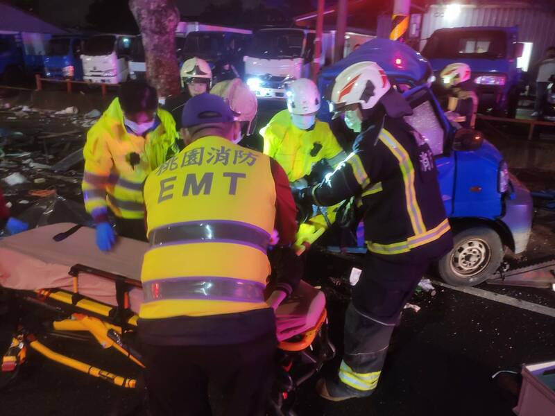 桃园龟山忠义路发生自小客车高速撞击小货车，货车司机卡在车内，救出时已OHCA。（记者郑淑婷翻摄）