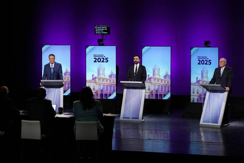 民主党左翼候选人曼达尼（右）、无党籍候选人、前纽约州长古莫（左）与共和党候选人斯里瓦（中），10月16日进行纽约市长选举前的首场辩论。（路透）