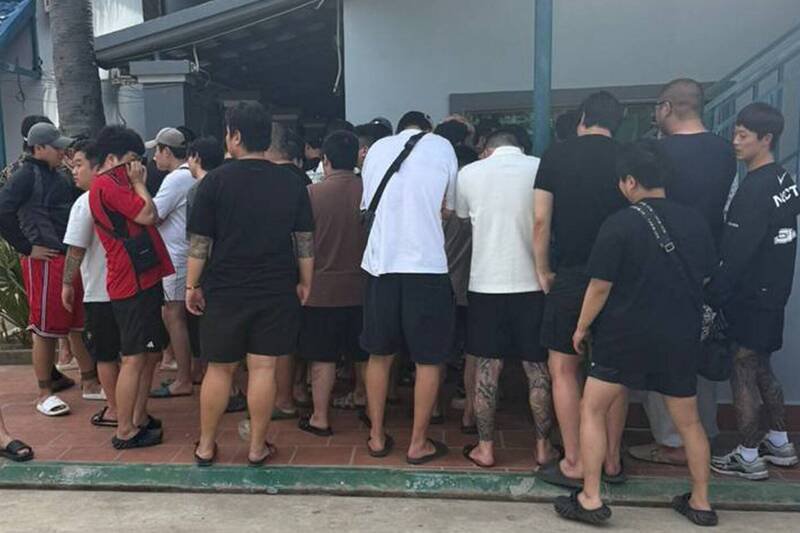 自6月起柬埔寨当局开始大力打击跨国电信诈骗，图为10月1处诈骗据点被破获诈骗犯被逮。（欧新社）