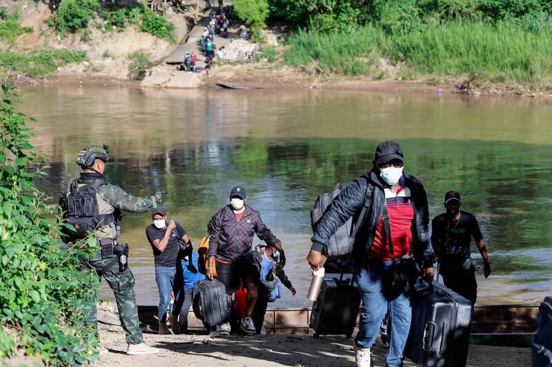 缅甸当局扫荡恶名昭彰的诈骗中心「KK园区」后，大批来自各国的工作人员于10月24日携带行李，经由莫艾河（Moei river）逃抵泰国达府湄索县（Mae Sot）。讽刺的是，专家指出，这场扫荡反而引发邻近诈骗集团的「抢人大战」。（法新社）