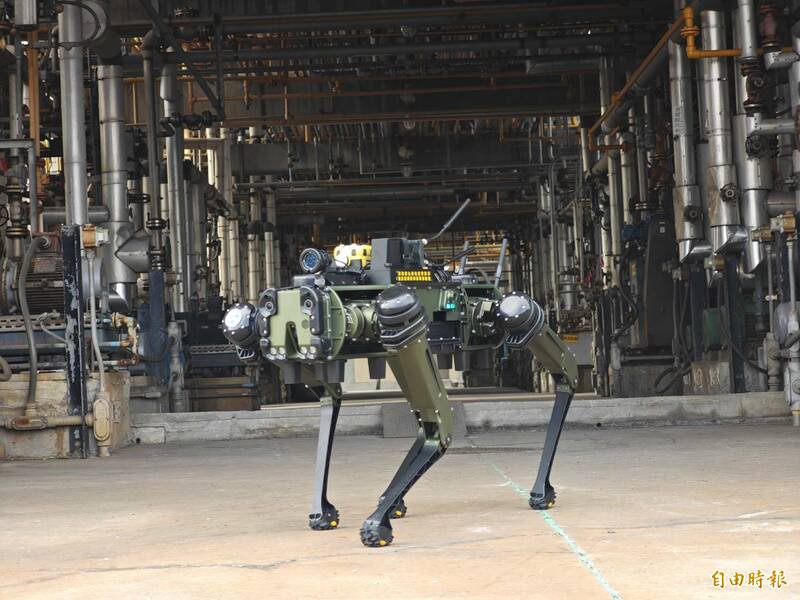 全国首只侦检机器犬今天来到南部，首度参与由地方县市主办的毒化灾防演练。（记者陈彦廷摄）