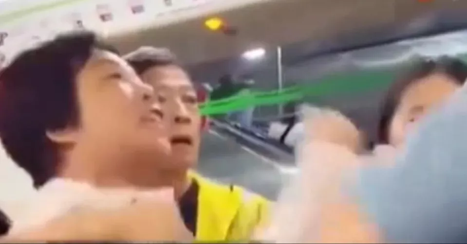 大妈地铁爆口角! “机关枪式”攻击吸超高流量