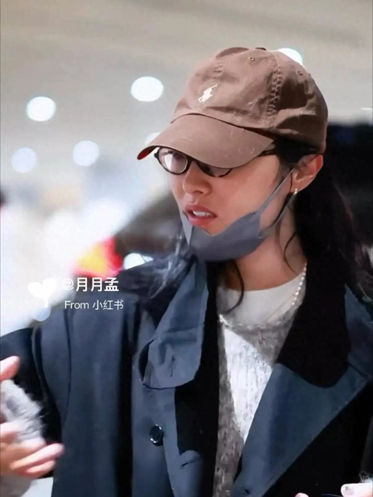 白百何带俩儿子回国,17岁大儿子罕见露面