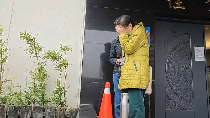 戴妻顿失依靠，相验时哭红双眼。（记者郑淑婷翻摄）