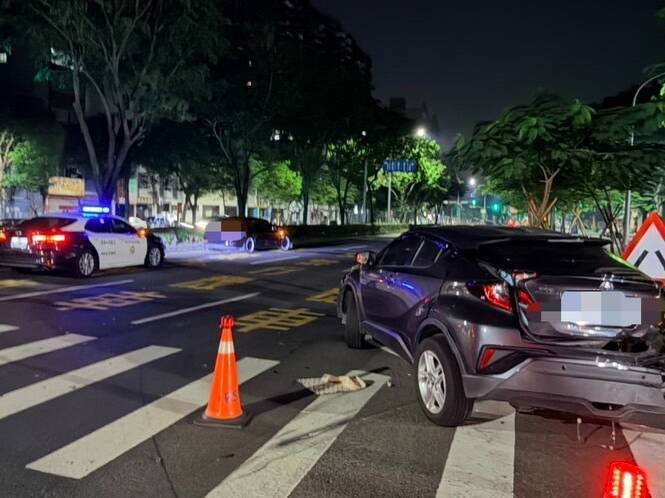 高雄2轿车疑未保持距离追撞，2人受伤送医，警方到场交管。（民众提供）