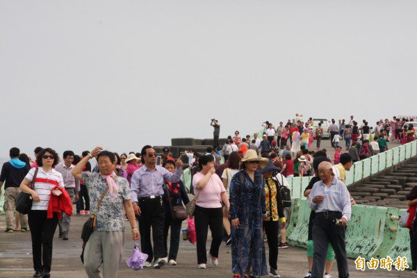 观光局资料指出，上月来台观光旅客仍以中客为最大宗，2016年5月中客来台人数为32万7254人，和去年同期相比下滑12.21%。（资料照，记者蔡宗宪摄）