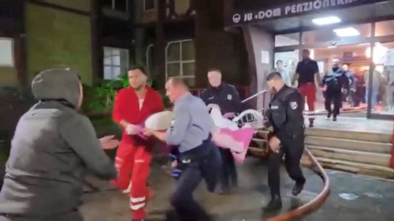 警消救出受困者。（路透）