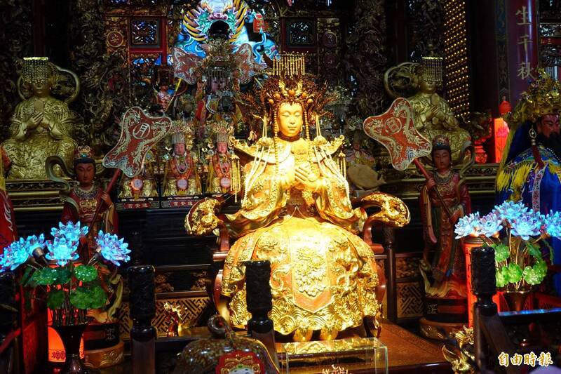 宜兰县南方澳进安宫的宝石珊瑚妈祖就坐镇在一楼大殿内，神像上有珍贵的金饰与珊瑚配饰。（资料照，记者江志雄摄）