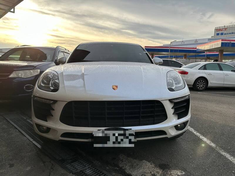 诈骗集团派保时捷接送被害人。（读者提供）