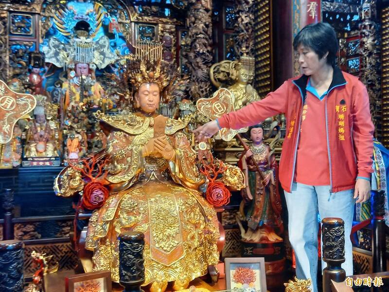 南方澳进安宫珊瑚妈祖神像上的黄金项链与珊瑚配件惨遭洗劫，右为总干事赖桂美。（记者江志雄摄）