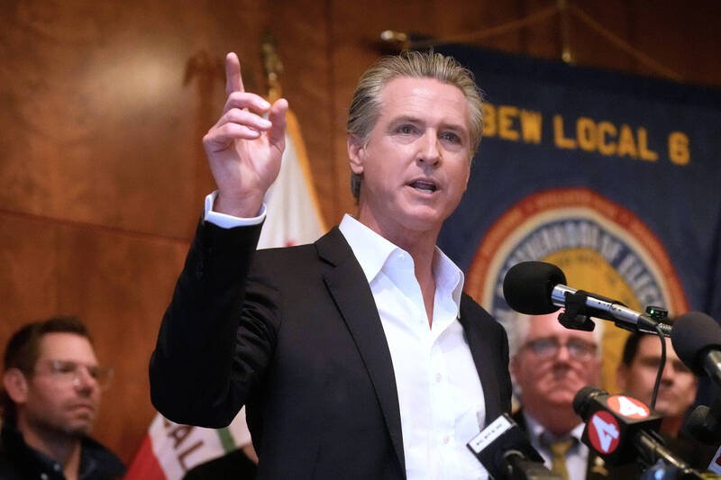 加州州长纽松（Gavin Newsom）3日在旧金山的一场造势活动上，为第50号公投提案发表演说。（美联社）