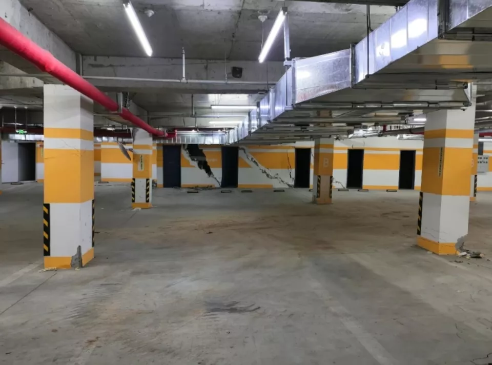 张家口一小区车库墙面现巨大裂缝和大洞,住建局回应