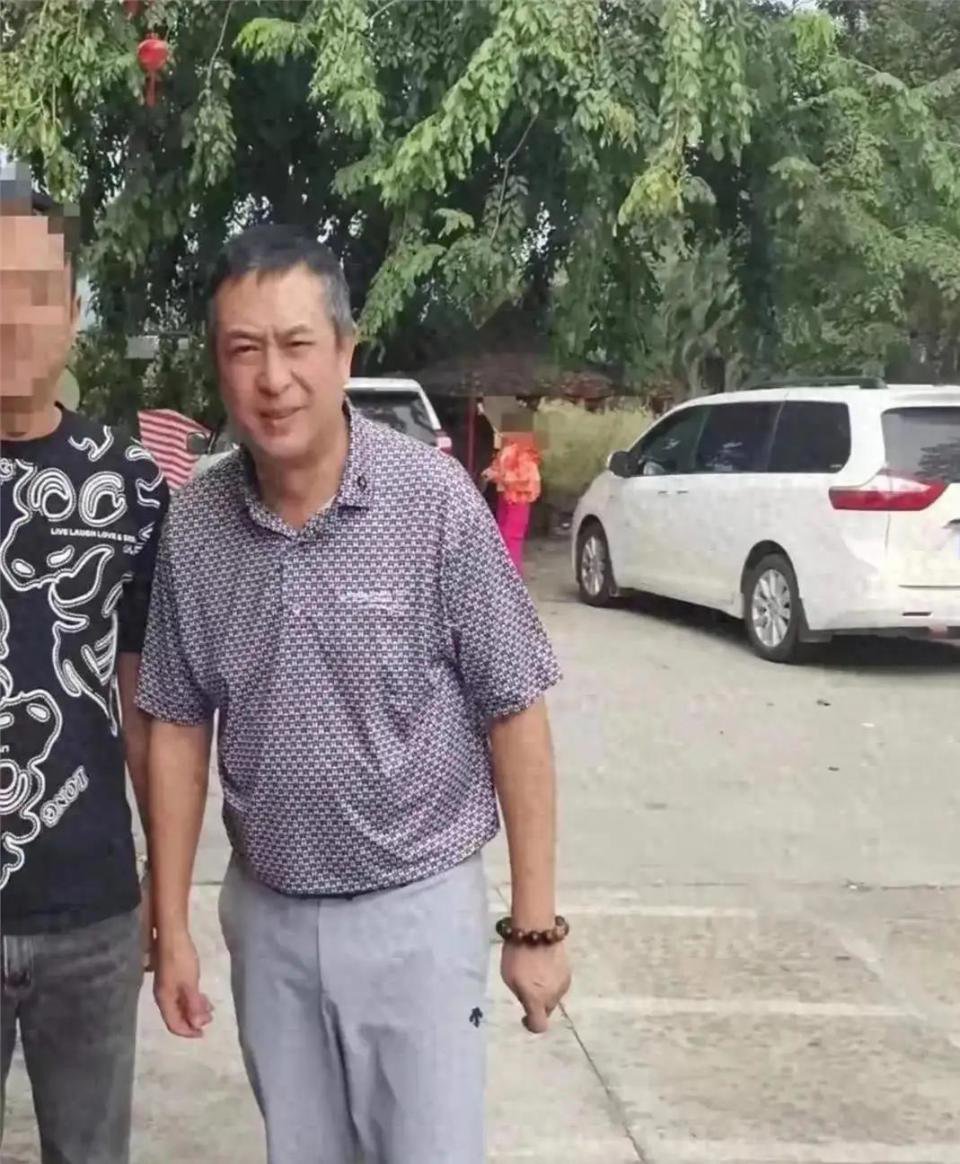 54岁张嘉译被偶遇!白发苍苍腰越来越严重,完全没办法站直