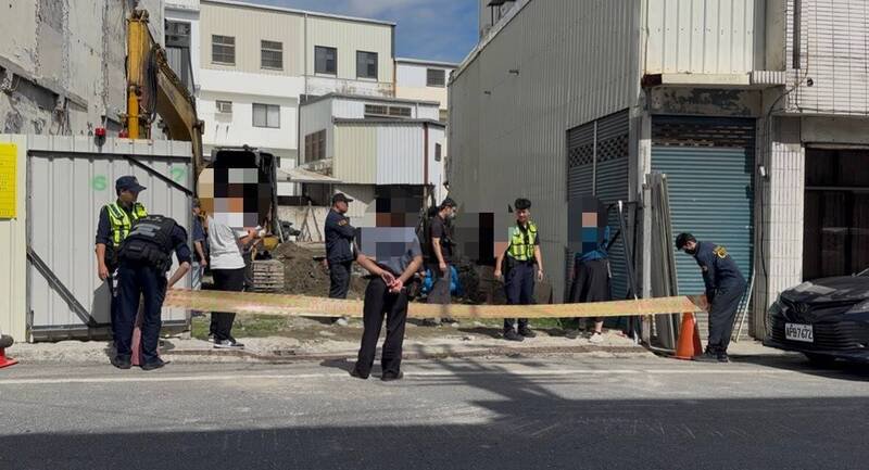 花莲吉安乡仁里五街一处私有地正在进行住宅改建工程，今天工人用怪手挖地基的时候，疑似挖到人类骨骸立刻报警。（民众提供）