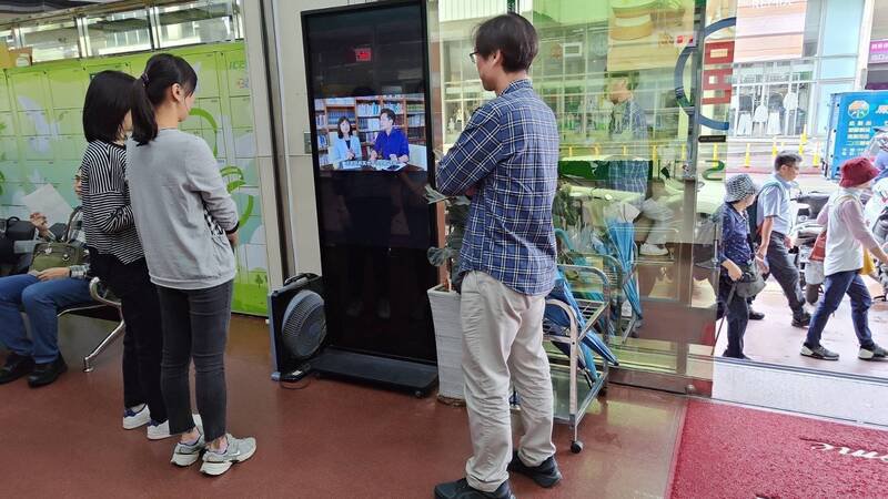 普发现金1万元今（5日）开放预约登记。基隆地检署同步在基隆市45家邮局支局拨放「普发现今四不守则」防诈宣导短片，提高民众防诈观念。（记者林嘉东翻摄）