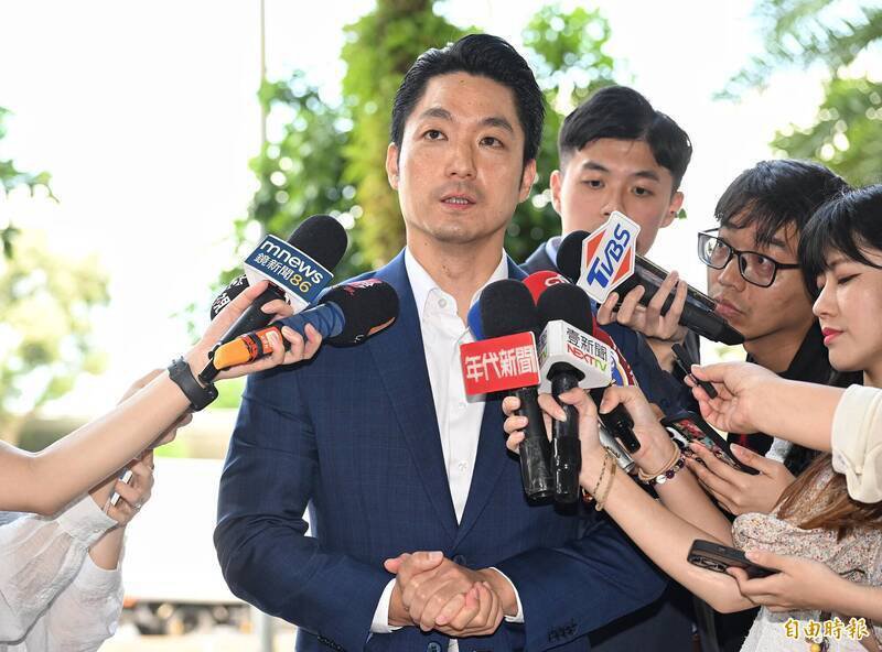 台北市王姓男子今年7月底在网路社群发文「蒋万安什么时候发两万？」被信义警分局认为造谣移送，士林地院裁定不罚。可抗告。而地方是否普发超征税金，台北市长蒋万安（见图）表示，钱和责任都在中央。（资料照）