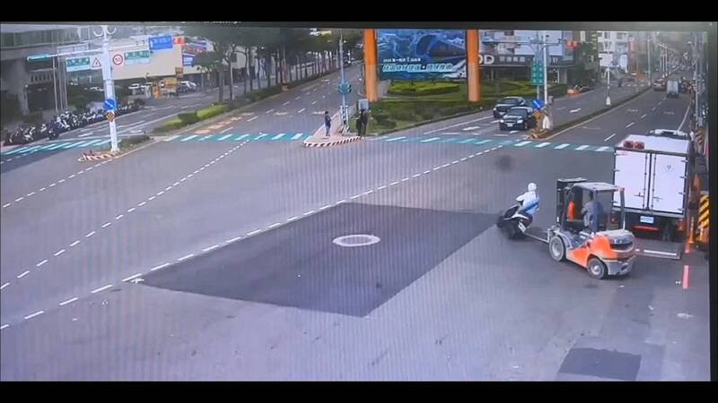 堆高机在桃园春日路口代转，机车骑士闪避不及，撞到货叉摔车。（记者郑淑婷翻摄）