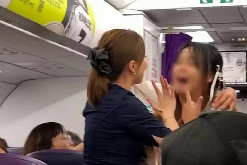 女搭机大闹哭嚎 只因“没坐男友旁边” 终遭驱离下机