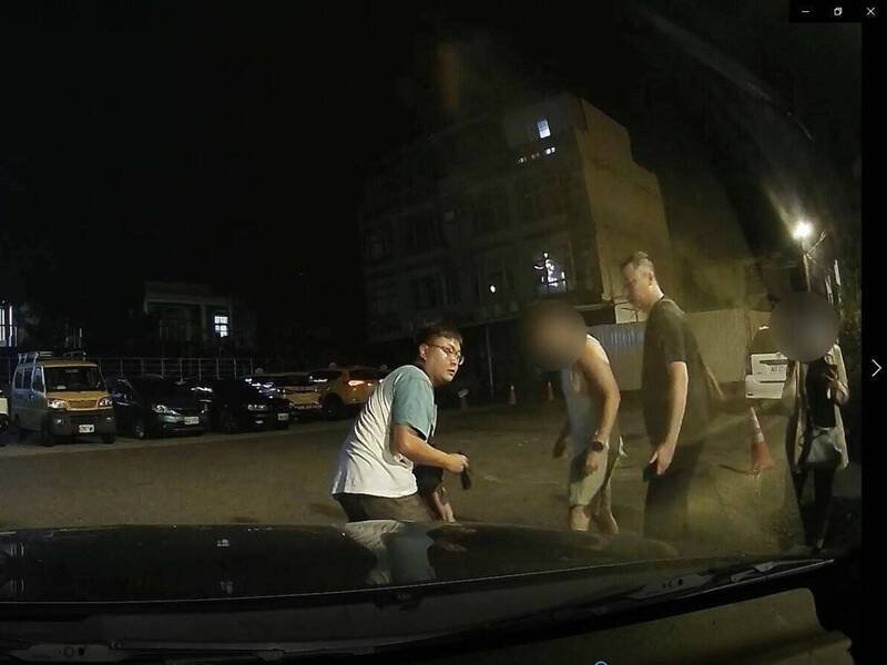 南投女子误信投资诈骗失金200多万元，辖区集集警方偕女子约诈团面交，一举逮捕取款车手（左二）。（图由集集警方提供）