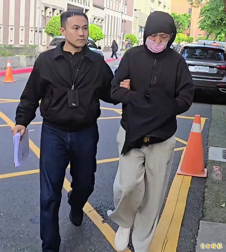 王昱棠旗下李姓干部送抵北检复讯。（记者王定传摄）