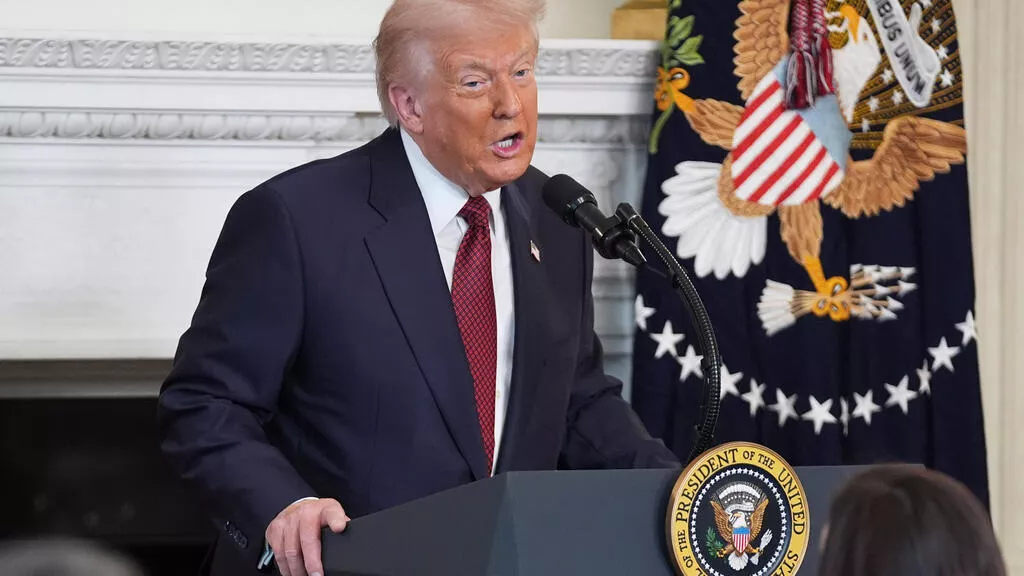 特朗普:习近平两侧官员坐姿端正 不敢回答我问话…