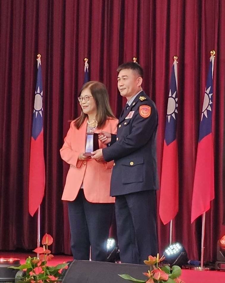 澎湖查缉队长张旗宏，获得海委会主委管碧玲颁奖表扬。（澎湖查缉队提供）