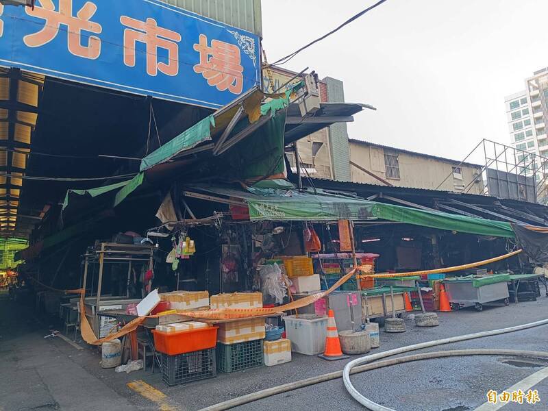 桃园南门市场暗夜祝融，6日上午内摊公有市场无法营业，外围许多摊商干脆休息，正常做生意的摊商则说，人潮少了很多，生意可能好一阵子受到影响。（记者郑淑婷摄）