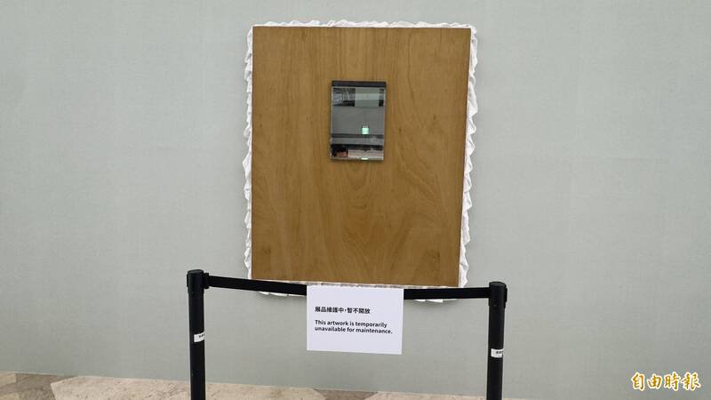 基隆当代艺术展，艺术家陈松志的作品被志工拿卫生擦拭。（记者卢贤秀摄）