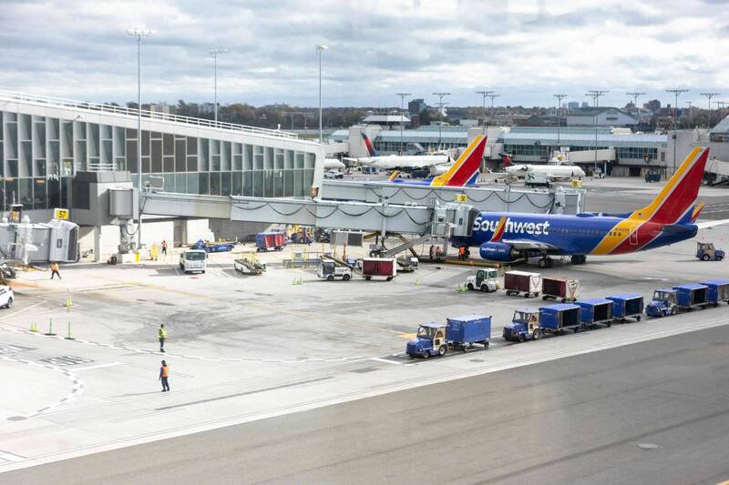 美国运输部长达菲日傍晚宣布，自7日开始，他将会针对美国40个主要机场削减10％航班。图为纽约市拉瓜地亚机场。（法新社）