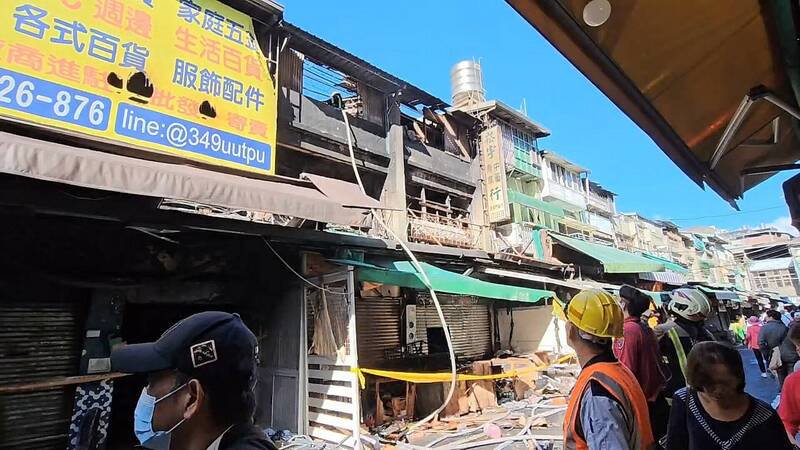 桃园区南门市场遭祝融烧毁，桃市府人员到现场勘灾。（经发局提供）