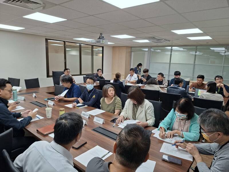 桃市府经发局6日上午召开跨局处会议，了解灾损情形、影响状况，并研议后续支援、补偿及评估安置等议题。（经发局提供）