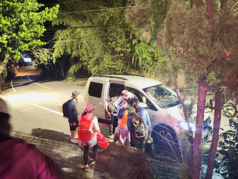 来自台北25名登山客受困山区，所幸警民合作才将一行人送返家中。（警方提供）
