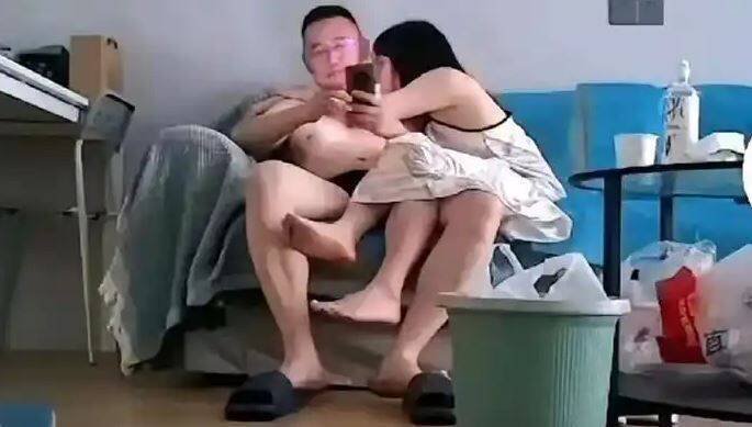 一段一男一女疑似在医院值班室房间发生亲密行为的17分钟不雅影片，近日在中国社群网路疯传。（取自微博）