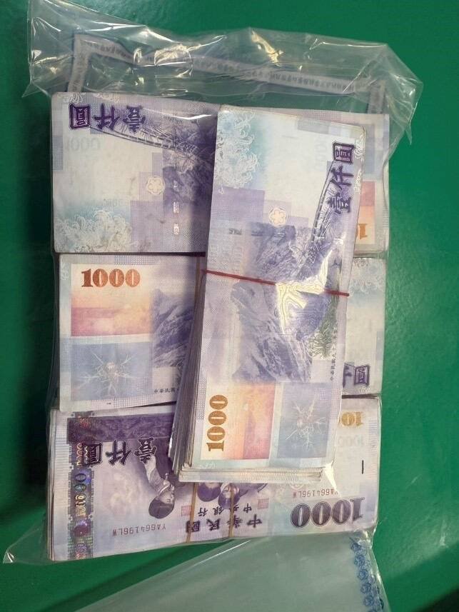 警方查扣热心乘客捡到的96万6千元。（记者王冠仁翻摄）