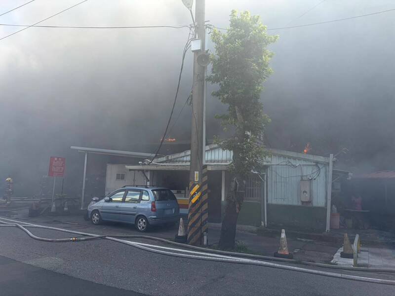造船工厂火警现场一片雾茫茫，附近国小师生即时撤离。（记者徐圣伦翻摄）