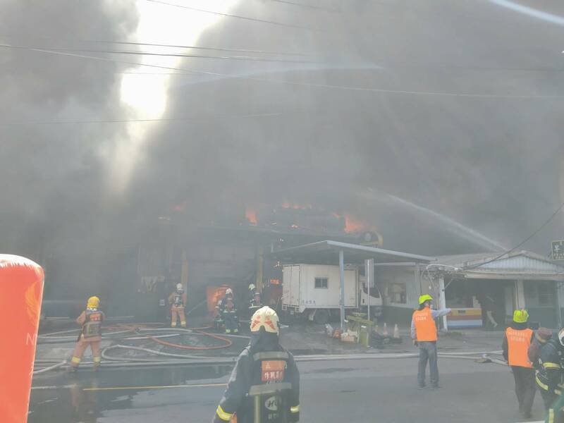 新北市树林区柑园街1段347号的铁皮屋今早发生大火，柑园国晓第一时间紧急疏散师生并宣布下午停课。（记者黄政嘉翻摄）