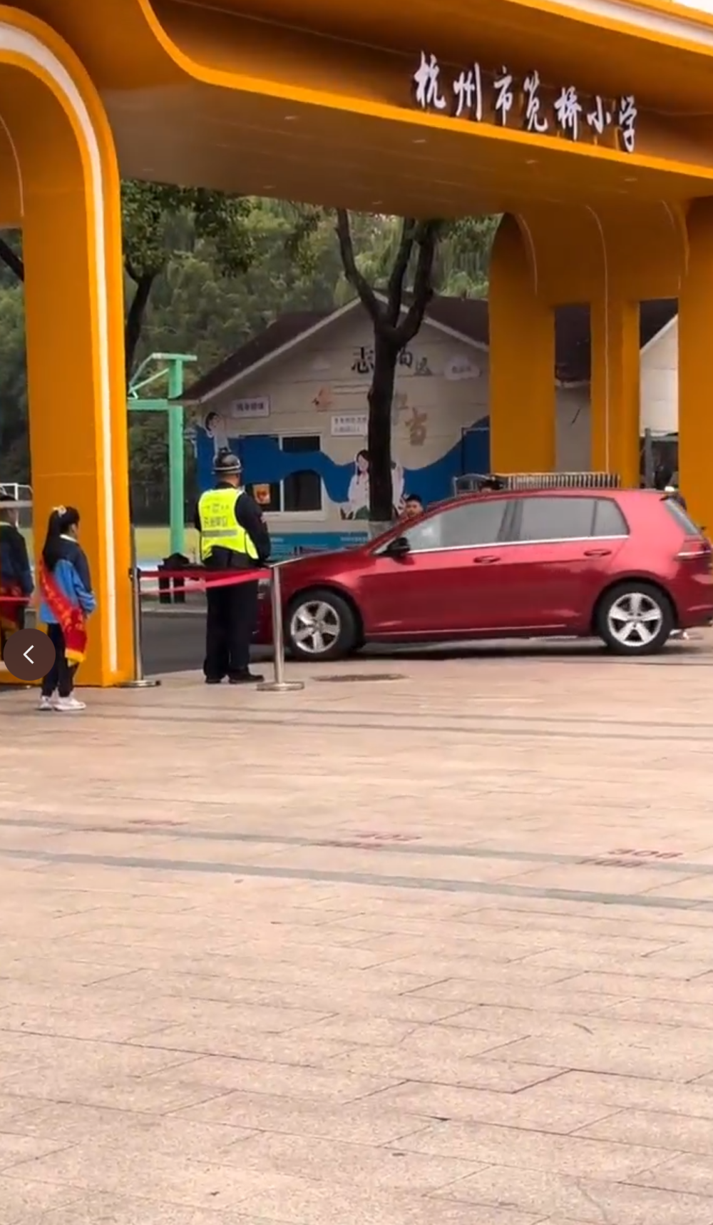 小学校门前学生列队，一遍遍向老师车辆敬礼问好？校方回应