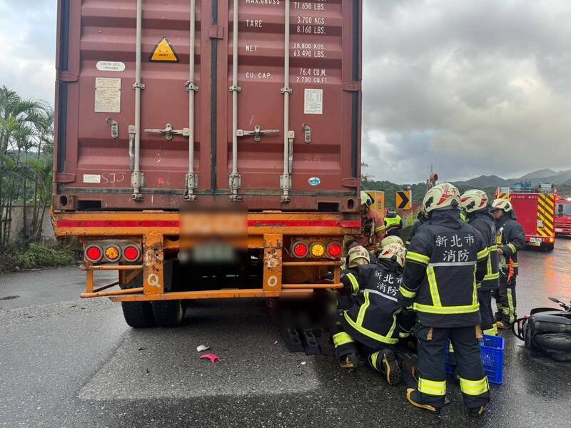 货运曳引车沿台2丁线左转往瑞芳方向时，与机车发生碰撞，机车骑士受困车底。（记者林嘉东翻摄）