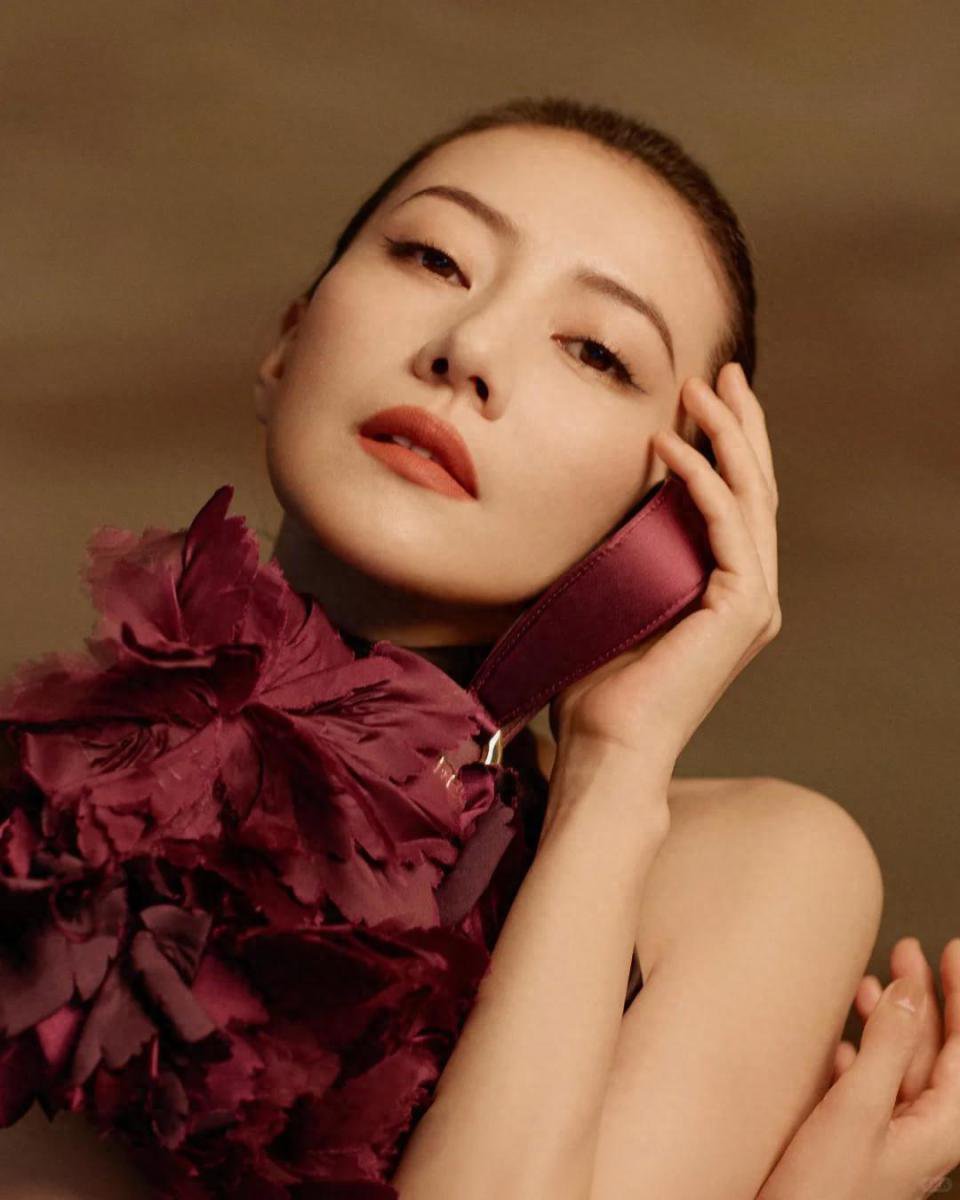 46岁高圆圆活动生图:脸上褶子多含胸驼背 她身边整容脸网红惊艳