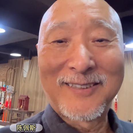 陈佩斯三兄妹罕见同框!75岁大哥老得认不出 妹妹却年轻富态有活力