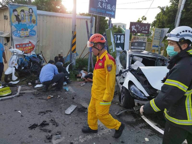 恒春麦当劳路口重大车祸，波及停等的机车。（屏县消防局提供）