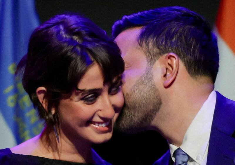 纽约市长当选人曼达尼4日在胜选之夜，与妻子杜瓦吉亲吻。（路透）