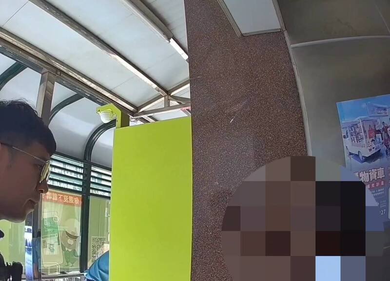 警方在ATM前急拦陈妇劝说。（警方提供）